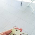 Die neuen Schlüssel von der neuen Wohnung erhalten.