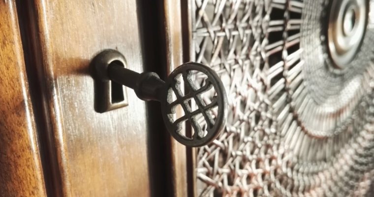 Der alte Vitrinenschrank hat alles gut überstanden.