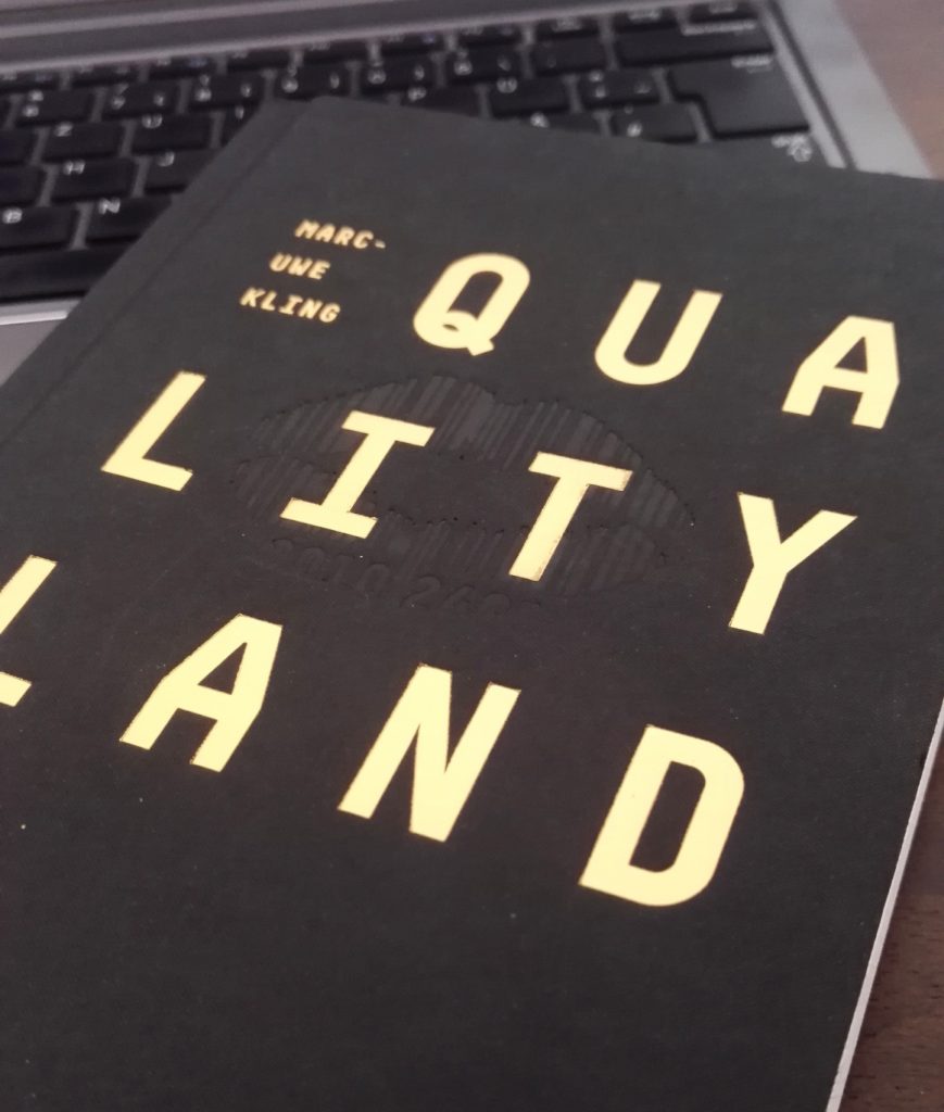 Das Juli-Buch des Umgeblättert-Buchclubs ist Qualityland von Marc-Uwe Kling.