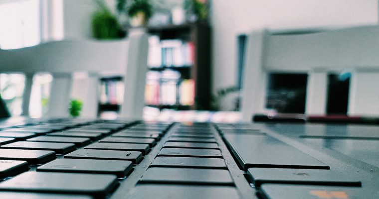 Blick über die Tastatur ins Zimmer hinein.