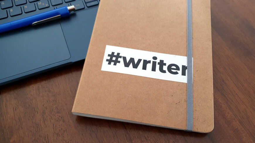 Der Aufkleber #writer gibt es im Sowohl-Als-Auch Shop.