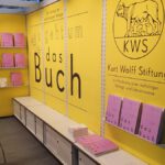 Die Kurt Wolff Stiftung präsentiert sich dieses Jahr in gelb und lila.