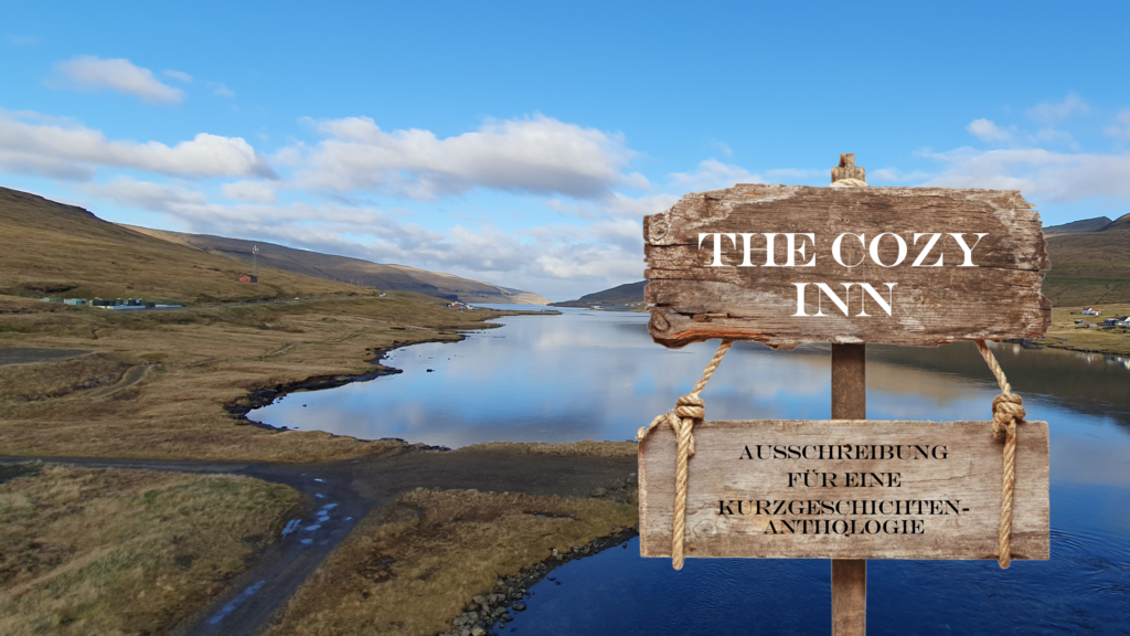 The Cozy Inn - Ausschreibung für eine Kurzgeschichten-Anthologie. Ein Holzschild mit dem Titel "The Cozy Inn" vor der Ansicht auf ein Fjord auf den Faröer Inseln. Blauer Himmel, Wasser, grüne Hügel.
Foto und Collage: Stephanie Müller